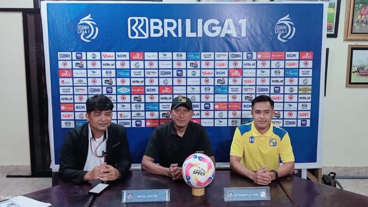 Tanpa Dua Pilar Utama, Barito Putra Yakin Bisa Petik Poin dari Kandang Semen Padang FC 1 Pelatih Kepala Barito Putra, Rahmad Darmawan dan Novan Setya Sasongko dalam sesi prematch press conference, Rabu siang. (dok. Radarsumbar)