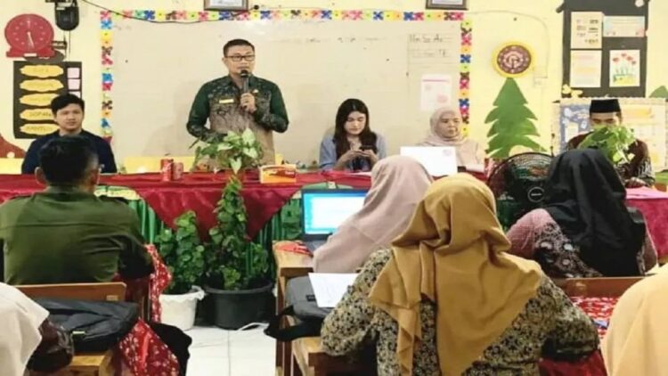 Kepala Bidang Pendidikan Dasar Dinas Pendidikan Pemuda dan Olahraga Kota Pariaman, Sumbar Eka Putra Pernanda saat sosialisasi Go Digital terhadap SD dan SMP percontohan penerapan digitalisasi pendidikan di daerah itu. Antara/HO-Diskominfo Pariaman