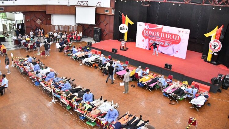 Semen Padang Peduli Kumpulkan 400 Kantong Darah untuk Sesama 1 Donor darah Semen Padang. (dok. Humas)