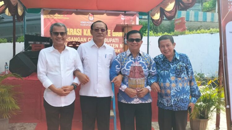 Deklarasi Pemilu Damai, KPU Kabupaten Nias Tegaskan Komitmen Kampanye Bersih 1 Kedua pasangan calon Bupati dan Wakil Bupati Nias saat foto bersama di sela-sela deklarasi kampanye damai di halaman gedung kantor KPU Kabupaten Nias, Jalan Pancasila 29A di Hiliweto, Gido. (dok. Kariadil Harefa/RadarSumbar)
