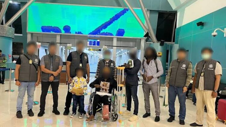 Imigrasi Soekarno-Hatta Deportasi Empat WNA Karena Overstay 1 Petugas Imigrasi Soetta saat mengantarkan sejumlah WNA yang dilakukan deportasi dari Indonesia, di Bandara Soekarno-Hatta (Soetta), Tangerang, Banten, Sabtu (7/9/2024). (dok. ANTARA/HO/Imigrasi Soetta)