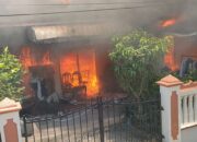 Rumah Milik PNS Polri di Padang Hangus Terbakar