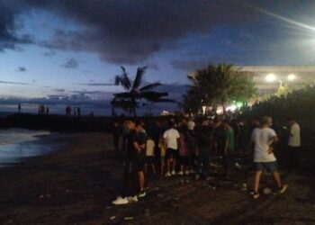 Warga melihat proses pencarian anak yang hilang terseret arus di Pantai Padang, Senin sore. (Juabdi untuk Radarsumbar.com)