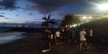 Warga melihat proses pencarian anak yang hilang terseret arus di Pantai Padang, Senin sore. (Juabdi untuk Radarsumbar.com)