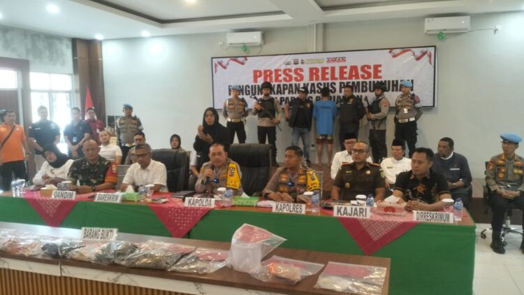 Terungkap! Pelaku IS Beraksi Sendirian saat Mengeksekusi Nia 1 Konferensi pers penangkapan pelaku pembunuhan Nia penjual goreng di Padang Pariaman. (dok. istimewa)