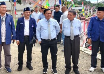 Alinuru Laoli dan Faozanolo Zai (tengah) saat mendaftar ke KPU Kabupaten Nias, Sumatera Utara (Sumut), Jalan Pancasila No 29A Hiliweto Gidö, Kamis (29/8/2024). (dok. Kariadil Harefa/RadarSumbar)