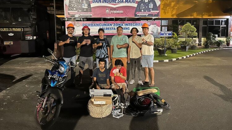 Aksi Pencurian Perangkat Telekomunikasi di Padang, Dua Orang Ditangkap 1 Dua pelaku pencurian perangkat telekomunikasi salah satu provider di Kota Padang, Sumatera Barat (Sumbar) ditangkap pada Jumat (20/9/2024) sore. (Foto: Dok. Tim Klewang)