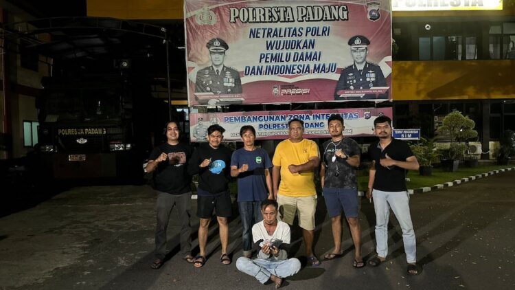 Pria di Padang Dirampok dalam Kamar Kos Usai Transaksi MiChat 1 Pelaku perampokan dalam kamar kos di Padang ditangkap Tim Klewang. (dok. istimewa)
