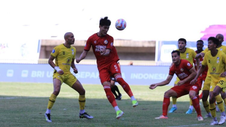 pemain Semen Padang FC berebut bola dengan pemain Barito Putra