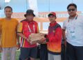 Panitia Kontingen PON Sumbar menemui atlet F9U Daniel Danuarta dan menyerahkan bantuan minuman suplemen di Stadion Sabang-Merauke saat berlatih jelang laga Senin mendatang. (dok. istimewa)