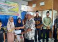 Penyerahan bantuan BMN untuk keluarga miskin dari Semen Padang. (dok. Humas)