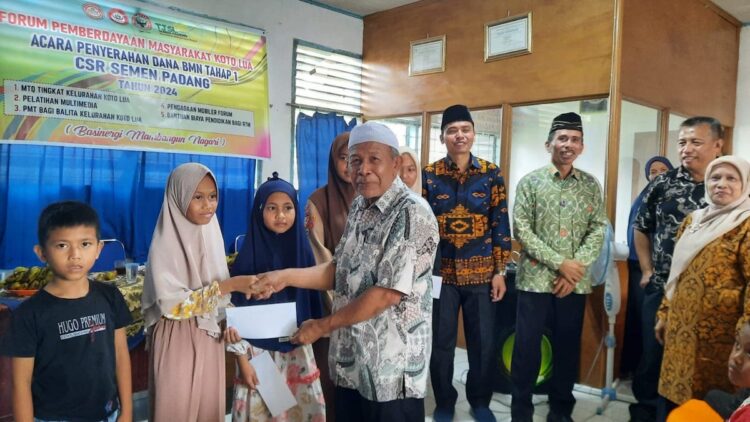 PT Semen Padang Salurkan Bantuan Pendidikan untuk 80 Pelajar RTM 1 Penyerahan bantuan BMN untuk keluarga miskin dari Semen Padang. (dok. Humas)