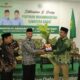 Penyerahan bibit pinang wangi dari Mahyeldi-Vasko ke Muhammadiyah Sumbar. (dok. istimewa)