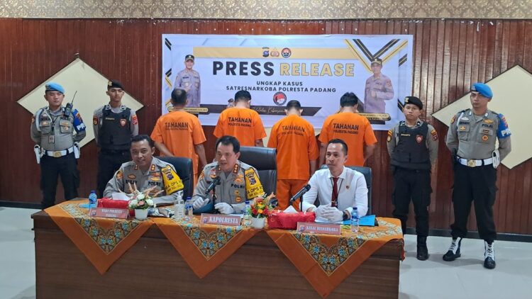 Polisi Pastikan Penangkapan Tiga Anggota DPRD Mentawai tak Berkaitan dengan Jabatan 1 Kapolresta Padang, Kombes Ferry Harahap (tengah) didampingi Wakapolresta, AKBP Ruly Indra Wijayanto (kiri) dan Kasat Reserse Narkoba, AKP Martadius memaparkan penangkapan tiga anggota DPRD Kepulauan Mentawai dan satu warga sipil dalam kasus penyalahgunaan narkotika, Senin (23/9/2024) siang. (Foto: Dok. Muhammad Aidil)