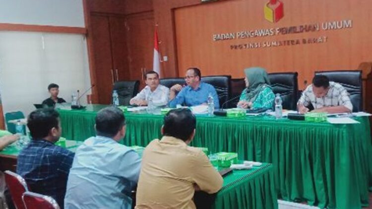 Monev Tahun 2024, KI Sumbar Pantau Pengelolaan Informasi di Bawaslu Sumbar 1 Rapat koordinasi pengawasan Pilkada KI Sumbar dan Bawaslu Sumbar. (dok. istimewa)