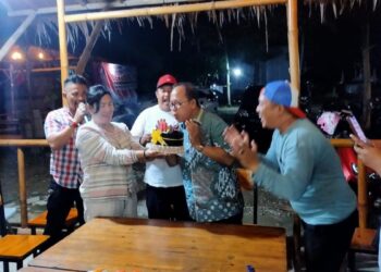 Relawan Pemenangan SMART (Sowa'a Laoli dan Martinus Lase) rayakan HUT ke-67 Ketua DPD Partai Golkar Gunungsitoli, sekaligus bakal calon wakil walikota Gunungsitoli yang akan berkompetisi pada Pilwako Kota Gunungsitoli. [Kariadil Harefa/Radarsumbar]