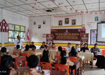 Komisioner KPU Kabupaten Nias John Apriman Mendrofa memberikan arahan edukasi kepada para siswa-siswi di SMA Negeri 1 Botomuzoi, yang merupakan pemilih pemula terkait Pemilu/Pilkada 2024. [Kariadil Harefa/Radarsumbar]