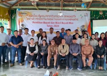 Para peserta dan panitia penyelenggara kegiatan sosialisasi penyelesaian sengketa antar peserta tahapan kampanye pemilihan Bupati dan Wakil Bupati Nias 2024, Selasa (10/9/2024). (Kariadil Harefa/Radarsumbar)