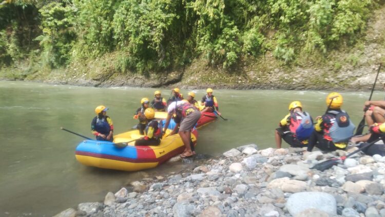 Tim arung jeram Sumbar amankan medali perunggu PON XXI usai kalahkan DKI Jakarta. (dok. istimewa)