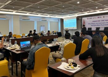 Training cek fakta 'Melawan Gangguan Informasi Menjelang Pilkada 2024' yang digelar di Padang. (dok. istimewa)