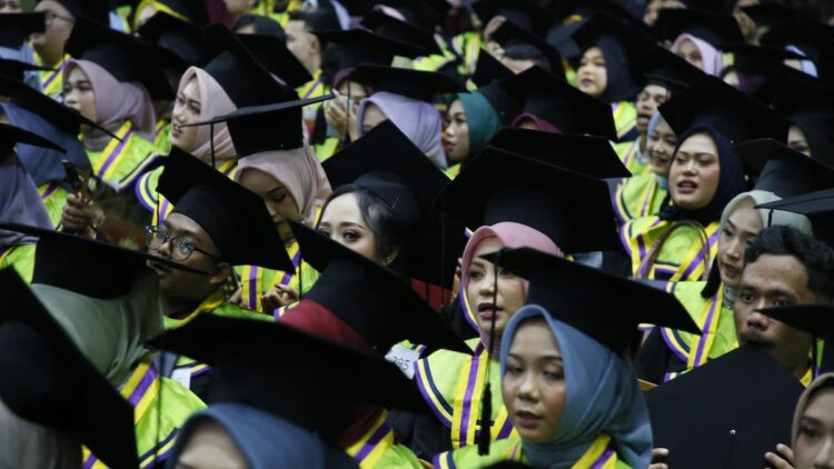 Rektor UNP: Lulusan Perguruan Tinggi Harus Siap Hadapi Revolusi Industri 1 Wisuda hari ketiga Universitas Negeri Padang (UNP), Sabtu (28/9/2024) pagi. (Foto: Dok. Humas UNP)