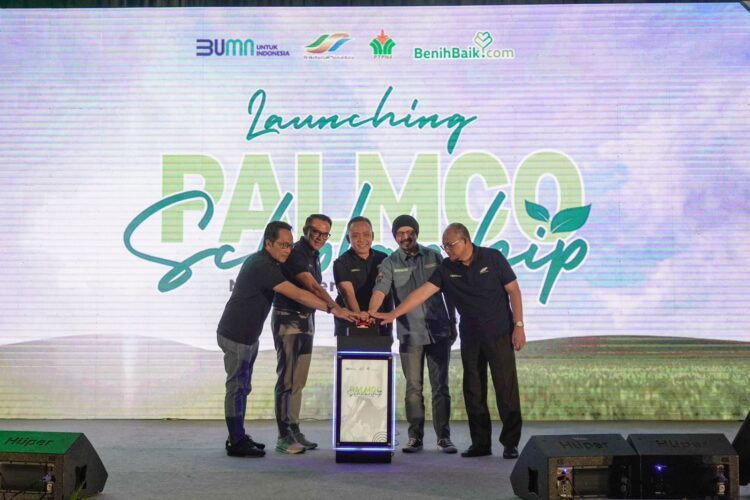 Dirut PalmCo Jatmiko Santosa bersama Direktur Hubungan Kelembagaan PalmCo Irwan Perangin-angin, Founder BenihBaik.com Andy F Noya, Region Head Regional I Ahmad Gusmar Harahap dan RH Regional II  Sudarma Bhakti Lessan menekan tombol peluncuran PalmCo Scolarship Program.