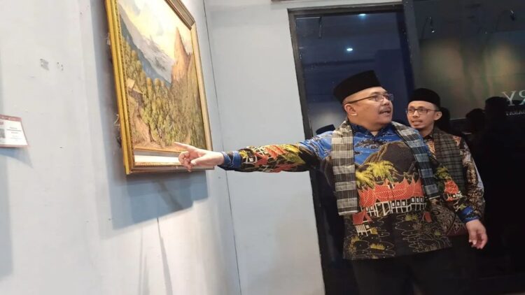 Sekda Provinsi Sumbar Hansastri (kiri) dan Ketua Sementara DPRD Provinsi Sumbar Irsyad Syafar (kanan) menyaksikan pameran Sintak di Galeri Taman Budaya Sumatera Barat di Padang, Rabu (2/10/2024). (ANTARA FOTO/Iggoy el Fitra)