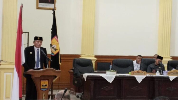 Pemko Pariaman Yakin PAD Tercapai Rp45 Miliar hingga Akhir Tahun 1 Penjabat Wali Kota Pariaman, Sumbar Roberia saat membacakan Nota Penjelasan Wali Kota tentang Rancangan APBD 2025 Pariaman di DPRD setempat, Senin. ANTARA/Aadiaat M. S.