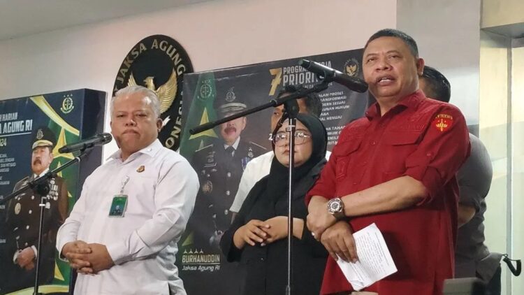 Direktur Penyidikan Jampidsus Kejagung Abdul Qohar (kanan) bersama Kepala Pusat Penerangan Hukum (Kapuspenkum) Kejaksaan Agung Harli Siregar (kiri) memberikan paparan dalam konferensi pers di Gedung Kejaksaan Agung, Jakarta, Rabu (23/10/2024). (ANTARA/Nadia Putri Rahmani)