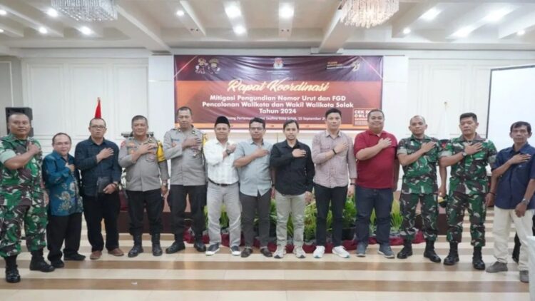 Ketua dan Komisioner KPU Kota Solok foto bersama pemangku kepentingan lainnya di Kota Solok, Sumbar. ANTARA/HO-Diskominfo Solok.