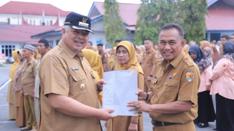 Banyak OPD Raih Penghargaan, Wako Solok Sampaikan Apresiasi 1 Wali Kota Solok Zul Elfian Umar saat menyerahkan piagam penghargaan ke sejumlah perwakilan OPD di lingkup pemerintah Kota Solok, Sumatera Barat. ANTARA/HO-Diskominfo Kota Solok.
