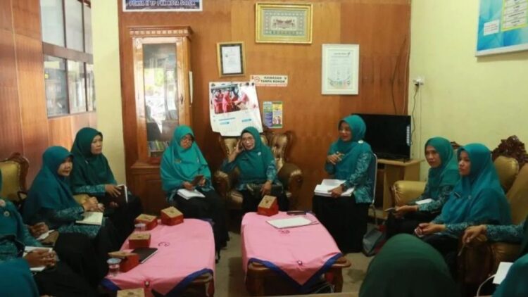 Tingkatkan Pemahaman Pola Asuh Anak di Era Digital, TP PKK Solok Gelar Bimtek 1 Sejumlah kader TP-PKK Kota Solok Sumatera Barat saat mengadakan pertemuan. ANTARA/HO-Diskominfo Kota Solok.