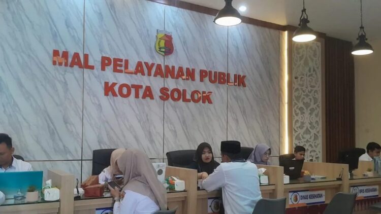 Petugas Disdukcapil Kota Solok saat memberikan pelayanan ke pengunjung di Mal Pelayanan Publik (MPP) di Balai Kota Solok, Sumatera Barat. ANTARA/HO-Diskominfo Kota Solok.