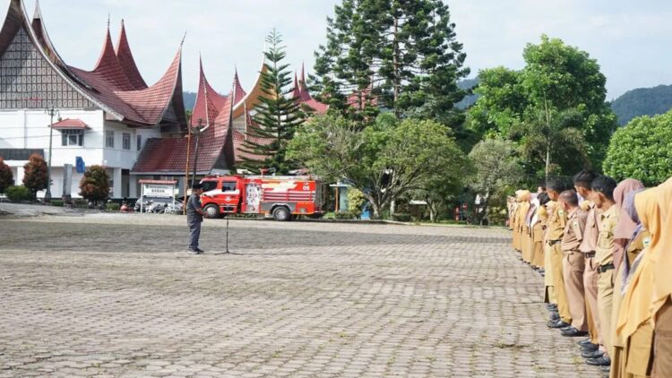 Ketua Bawaslu Kabupaten Solok Titony Tanjung saat mengikuti apel pagi bersama ASN di lingkungan pemerintah Kabupaten Solok, Sumatera Barat. ANTARA/HO-Diskominfo Kabupaten Solok.