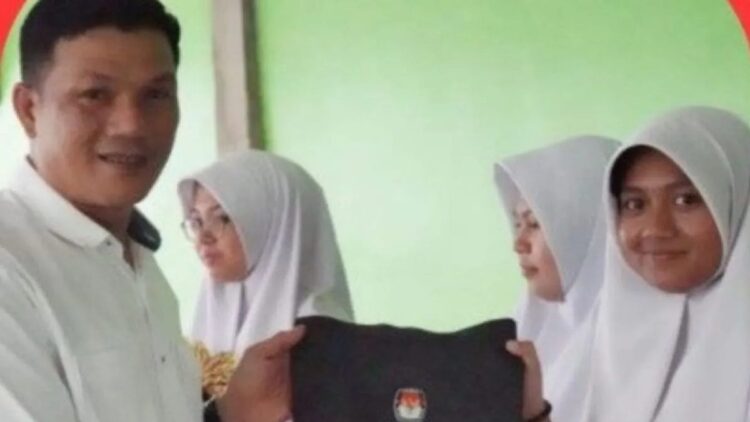 Pilkada 2024, KPU Solok Ajak Siswa SMA jadi Pemilih Cerdas 1 Komisioner KPU Kota Solok Yance Gaffar saat melakukan sosialisasi tentang pemilih cerdas pada Pilkada 2024 ke sekolah SMA di Kota Solok, Sumatera Barat. ANTARA/HO-Diskominfo Kota Solok.