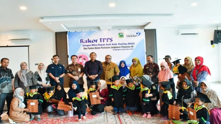 Tim Percepatan Penurunan Stunting (TPPS) Kabupaten Solok foto bersama usai menggelar rapat koordinasi (Rakor) perluasan jangkauan layanan KB percepat penurunan stunting. ANTARA/HO-Diskominfo Kabupaten Solok