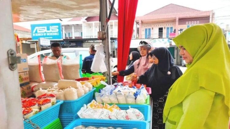 Dinas Pangan Kota Solok, Sumatera Barat saat menggelar bazar bahan pangan murah di depan Masjid Al Muhsinin Kota Solok. ANTARA/HO-Diskominfo Kota Solok.