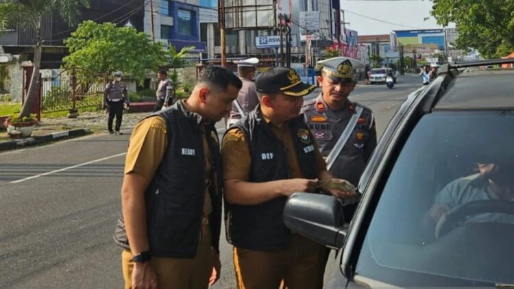 Kasubag Tata Usaha UPTD PPD di Padang, Defrizal, S.IP, M.AP bersama Kanit Turjawali Satlantas Polresta Padang, Iptu. Rudi Chandra menggelar razia kelengkapan kendaraan bermotor, Selasa (8/10). (ANTARA/HO-Samsat Padang)