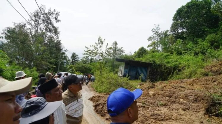 Pjs Bupati Tanahdatar Arry Yuswandi meninjau tanah longsor di Kecamatan Rambatan. ANTARA/HO-Pemkab Tanahdatar