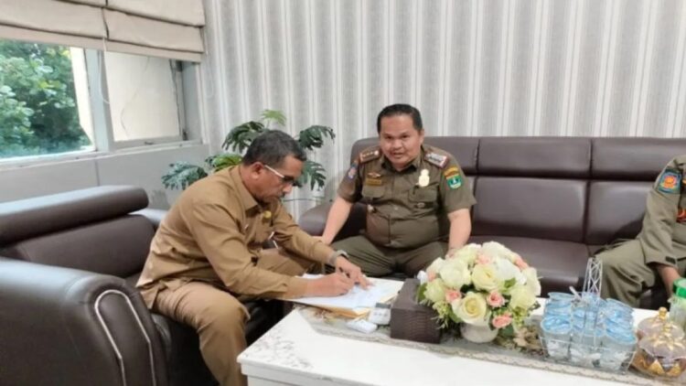 Antisipasi Tawuran, Satpol PP Sumbar Gagas Duta Trantibum di SMA/SMK 1 Sekretaris Satpol PP Sumbar Jamalus dan Kadisdik, Barlius menandatangani nota kesepakatan dan kesepaahaman (MoU) pembentukan Duta Trantibum. (ANTARA/HO-Jamalus)