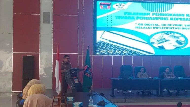 Pj Sekda Kota Padang, Yosefriawan meminta para pendamping koperasi dan UMKM dorong pengembangan usaha bimbingannya. (ANTARA/HO-Pemko Padang)