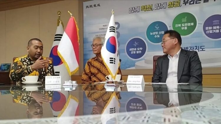 Pemprov Sumbar Perluas Kerja Sama Pendidikan-Tenaga Kerja dengan Jeollabuk-do Korsel 1 Plt. Gubernur Sumbar Audy Joinaldy bertemu dengan Wakil Gubernur Jeollabuk-do Kim Jong Hoon di kantornya, Jumat (25/10/2024). (ANTARA/HO-Biro Adpim Sumbar)