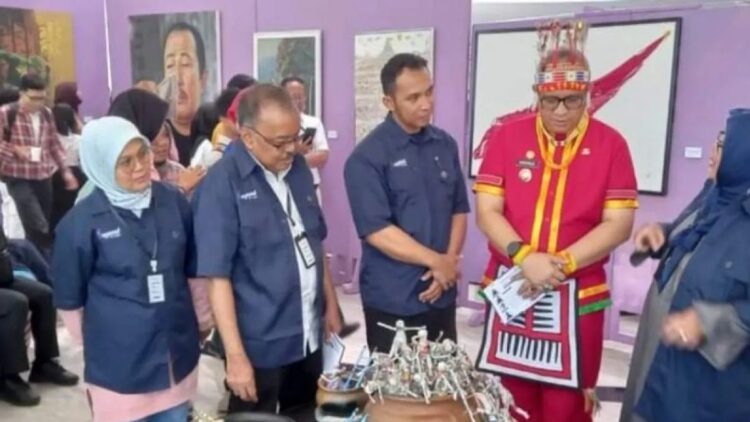 Pj Wali Kota Padang, Andree Algamar menghadiri Pameran Seni di UNP. (ANTARA/HO-Pemko Padang)