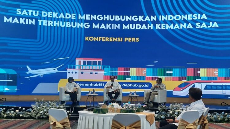 Jubir Kemenhub Adita Irawati (pertama dari kiri), Menhub Budi Karya Sumadi (kedua dari kiri) dalam konferensi pers Kinerja Sektor Transportasi 10 Tahun Pemerintahan Joko Widodo di Kantor Pusat Kemenhub Jakarta, Selasa (1/10/2024). Foto : Dian.T/InfoPublik