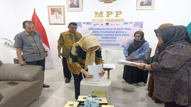 DPMPTSP Padang memusnahkan ribuan arsip yang sudah tidak terpakai. (Foto: Dok. Diskominfo Padang)
