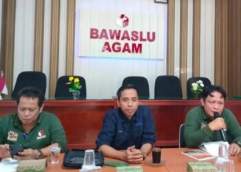 Koordinator Divisi Pencegahan, Parmas dan Humas Bawaslu Agam Yuhendra (tengah). (Dok Antara/Yusrizal)