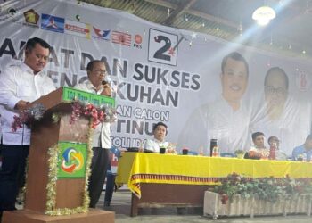 Calon Wakil Wali Kota Gunungsitoli Martinus Lase, SH mendampingi Calon Wali Kota Gunungsitoli, Sowa'a Laoli saat memberikan sambutan pada pengukuhan Tim Pemenangan SMART di Kecamatan Gunungsitoli Idanoi, Kota Gunungsitoli. (Kariadil Harefa/Radarsumbar)