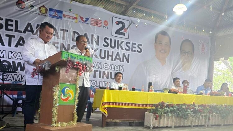 Ribuan Warga Idanoi Dukung Penuh Pasangan Sowa’a Laoli-Martinus Lase di Pilkada 2024 1 Calon Wakil Wali Kota Gunungsitoli Martinus Lase, SH mendampingi Calon Wali Kota Gunungsitoli, Sowa'a Laoli saat memberikan sambutan pada pengukuhan Tim Pemenangan SMART di Kecamatan Gunungsitoli Idanoi, Kota Gunungsitoli. (Kariadil Harefa/Radarsumbar)