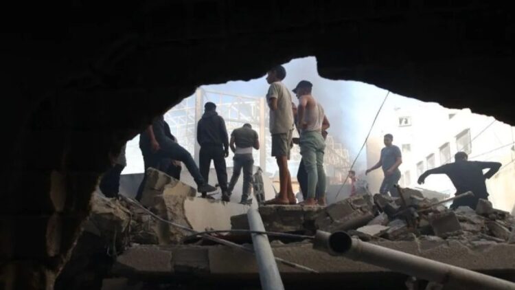 Perundingan Gencatan Senjata Gaza Lanjut ke Doha, Netanyahu Pastikan Delegasi Israel Hadir 1 Warga berkumpul di sebuah bangunan yang hancur akibat serangan udara Israel di kamp pengungsi Al-Maghazi, Jalur Gaza bagian tengah, Kamis (24/10/2024). ANTARA FOTO/Xinhua/Marwan Dawood/tom.