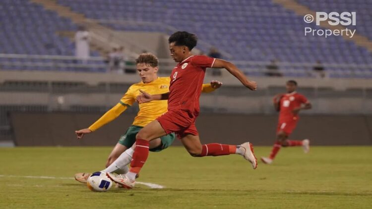 Imbang Lawan Australia, Timnas Indonesia Lolos ke Piala Asia U-17 2025 1 Penyerang tim nasional U-17 Indonesia Mochamad Mierza Fijatullah (kanan) menggiring bola pada laga Grup G Kualifikasi Piala Asia U-17 2025 di Stadion Abdullah Al Khalifa, Kuwait, Minggu (27/10/2024). Pertandingan itu berakhir sama kuat 0-0. (ANTARA/HO-PSSI)